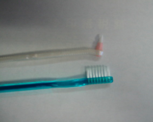 １本づつ丁寧に磨けるインタースペースブラシ（上）と普通の歯ブラシ（下）